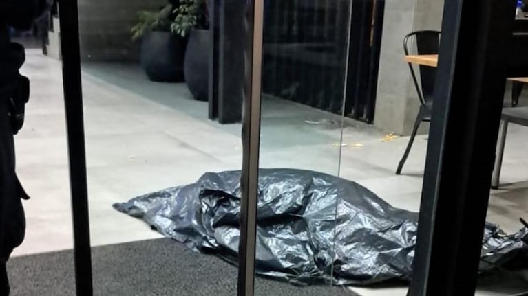 Un hombre murió mientras cenaba con su esposa en un local de hamburguesas.