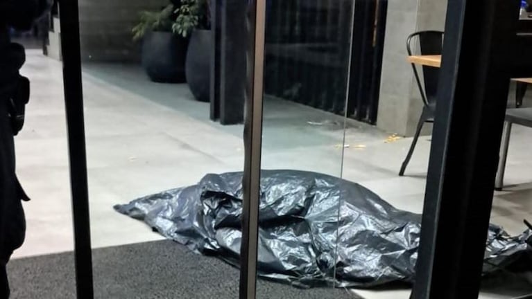 Un hombre murió mientras cenaba en un local de hamburguesas.