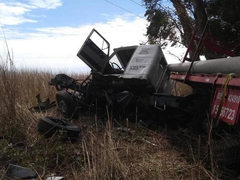 Un hombre murió tras un terrible choque frontal con un camión