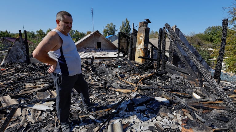 Un hombre observa los restos de su casa en Donetsk, este de Ucrania (Foto: Reuters)