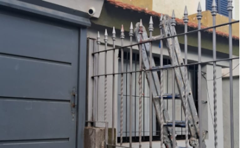 Un hombre que trabajaba en Córdoba cayó y quedó incrustado en unas rejas.