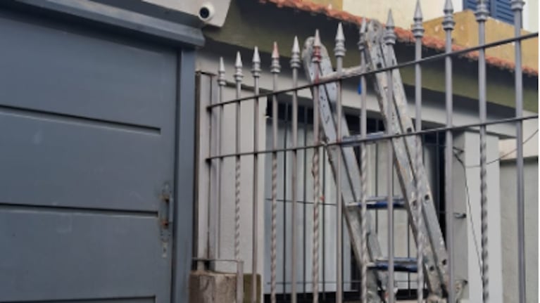 Un hombre que trabajaba en Córdoba cayó y quedó incrustado en unas rejas.