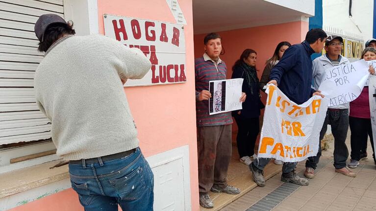 Un hombre retiró el cartel del hogar mientras familiares pedían Justicia.