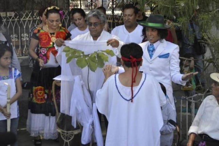 Un hombre se casó con un árbol en México