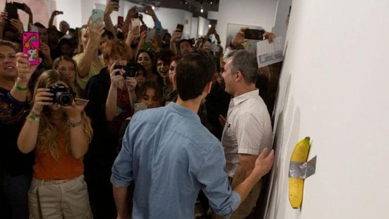 Un hombre se comió la banana pegada en la pared del Art Basel de Miami