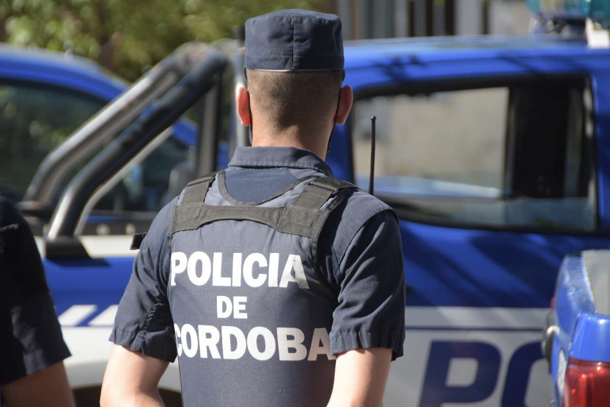 Un hombre se tiró desde el balcón al patio de su vecina tras prender fuego su departamento.