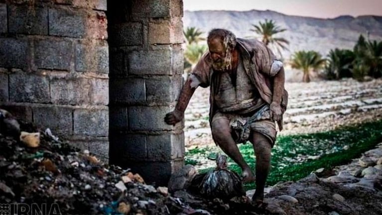 Un hombre vive entre la basura, el agua podrida y los animales muertos: no se baña hace 70 años