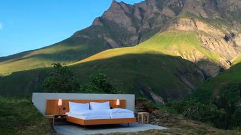 Un hotel ofrece la mejor vista a los Alpes con una habitación al aire libre.