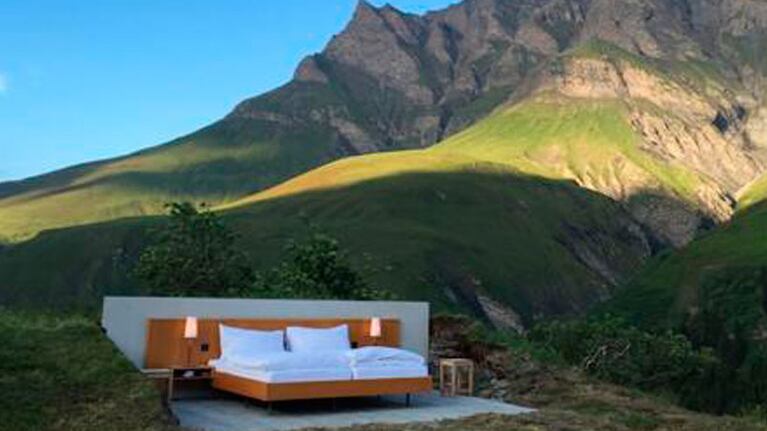 Un hotel ofrece la mejor vista a los Alpes con una habitación al aire libre.