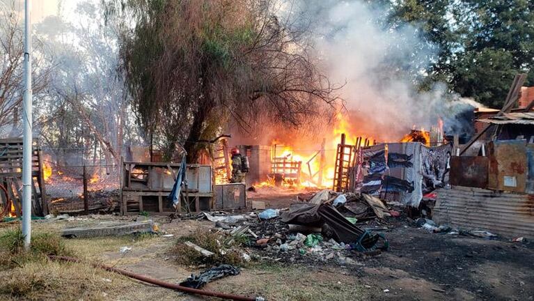 Un incendio arrasó con el asentamiento La Tablita: murió un joven
