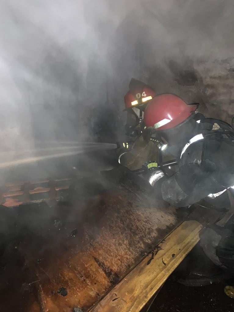 Un incendio arrasó con una casa en Córdoba: investigan si fue intencional