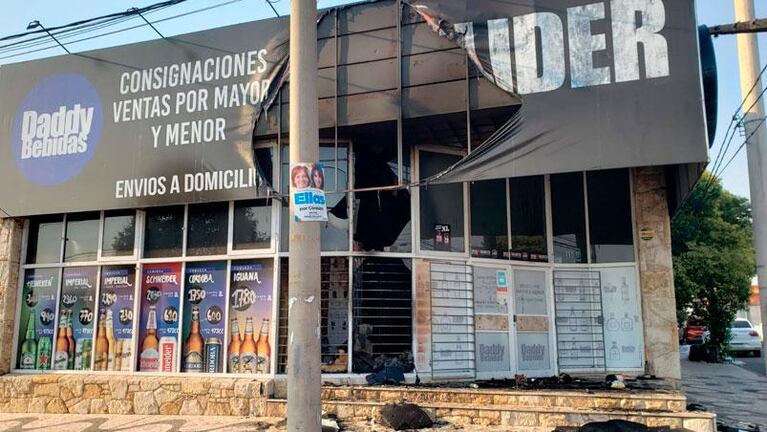 Un incendio dejó importantes daños en una distribuidora de bebidas