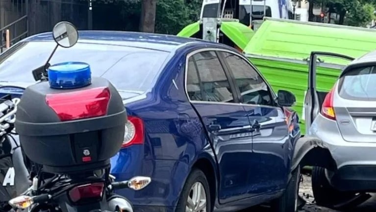 Un insólito momento se vivió en Rosario: chocó a un auto y a una grúa. El momento fue televisado.