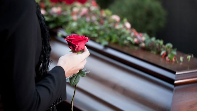 Un insólito robo en un funeral. 