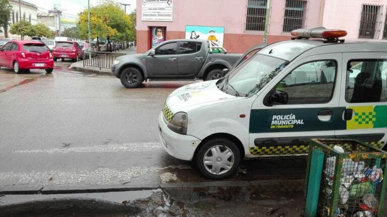 Un inspector municipal agredió al hombre que lo escrachó mal estacionado