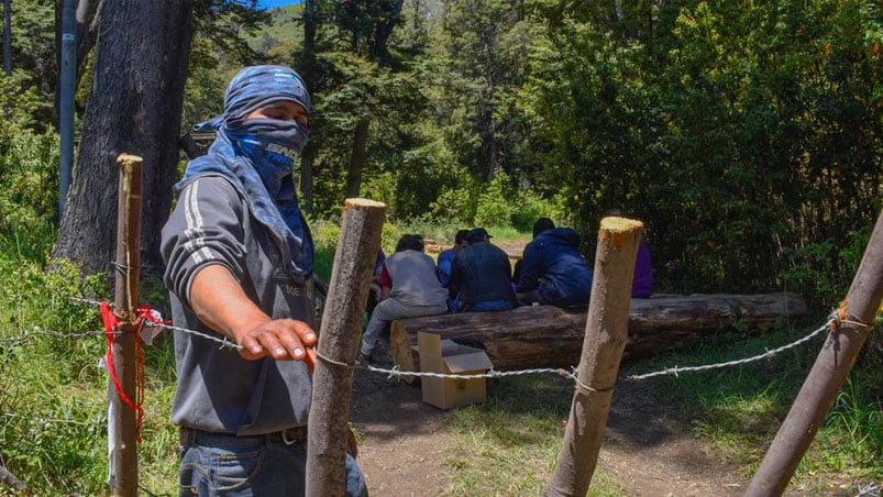 Un integrante de la comunidad bloquea la entrada al predio donde murió Rafael Nahuel. Foto: Clarín.