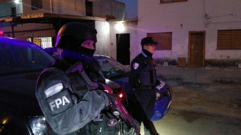 Un jockey de Córdoba hacía delivery de drogas y las escondía en una pared de durlock