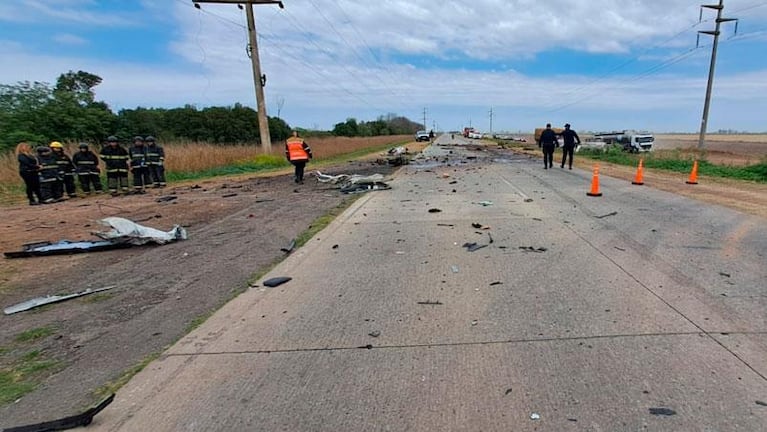 Un joven chocó contra un camión, terminó en la banquina y murió