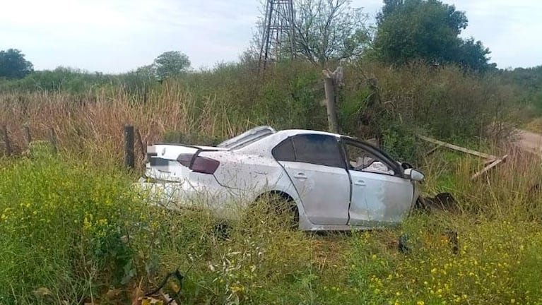 Un joven chocó contra un camión, terminó en la banquina y murió