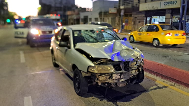 Un joven de 20 años chocó una moto, se escapó y su padre lo entregó: hay un nene grave