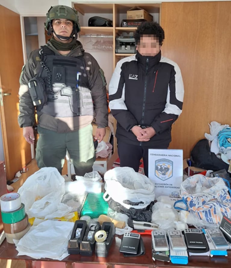 Un joven de 22 años fue detenido por pilotear el avión que traficaba cocaína. Imagen: Fiscales.