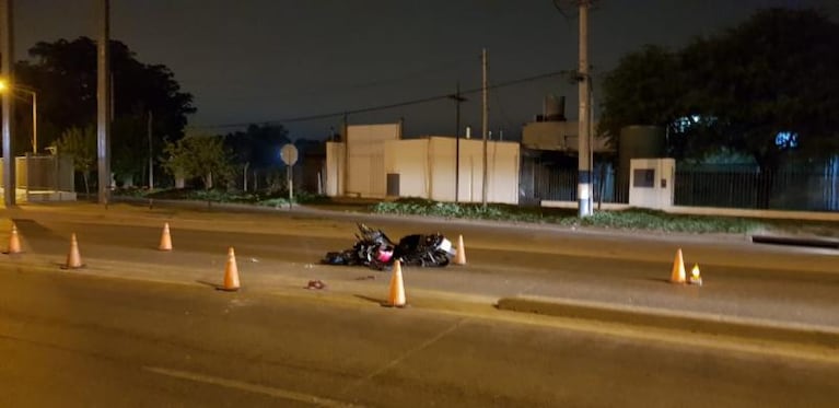 Un joven está grave tras chocar con un auto que huyó