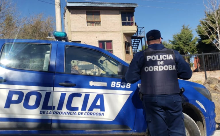 Un joven fue asesinado a cuchilladas en plena calle: lo habrían matado dos familiares