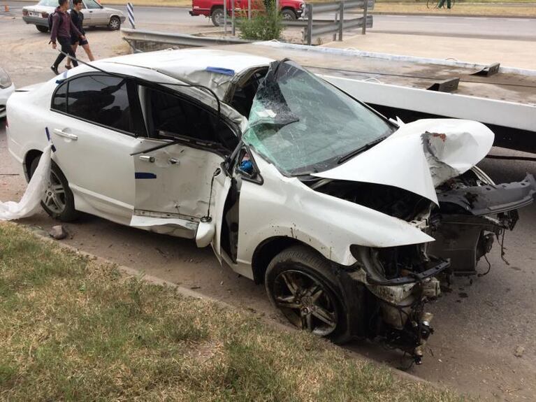 Un joven murió al chocar contra un poste