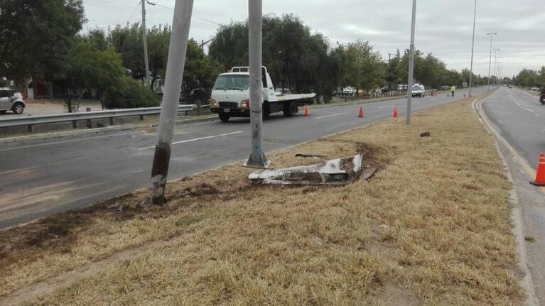 Un joven murió al chocar contra un poste