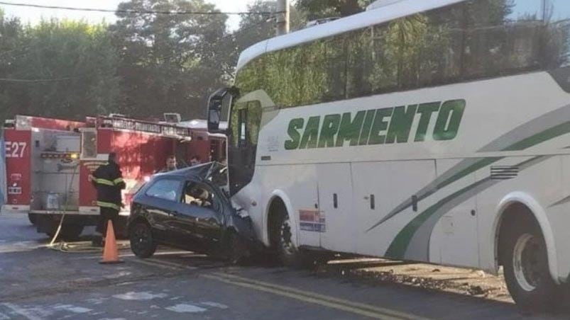 Un joven murió al chocar de frente contra un colectivo en Cosquín