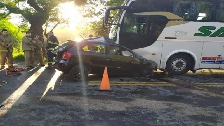 Un joven murió al chocar de frente contra un colectivo en Cosquín