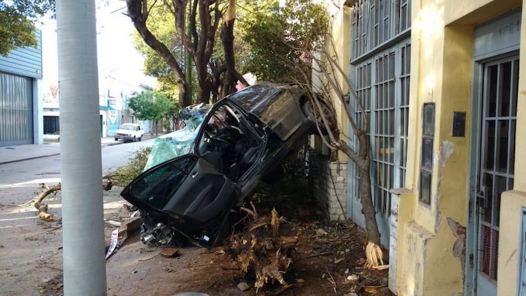 Un joven murió al destruir su auto contra una casa en Córdoba