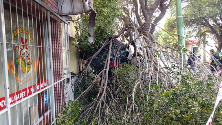 Un joven murió al destruir su auto contra una casa en Córdoba