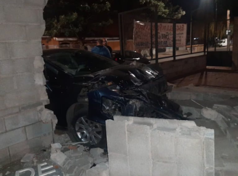 Un joven perdió el control de su auto, chocó contra un muro y destrozó una escuela