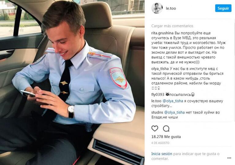 Un joven policía está volviendo locas a las mujeres por su belleza