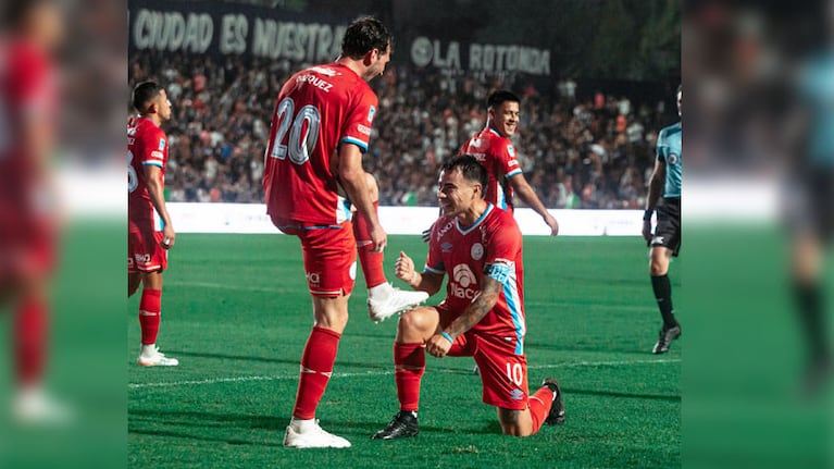 Un jugador de Argentinos Juniors se llama Franco Vázquez y es parecido al Chino Zelarayán.