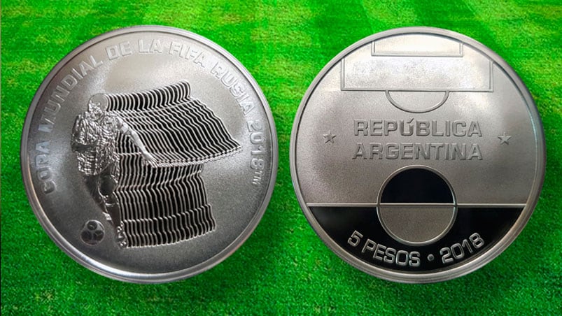 Un jugador de fútbol, una cancha y varios detalles de diseño. / Foto: BCRA.