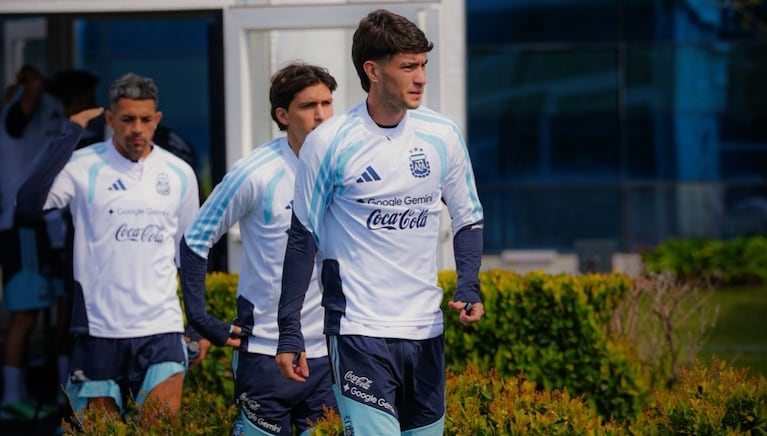 Un jugador de la Selección dejó la concentración porque fue papá por primera vez: el posteo