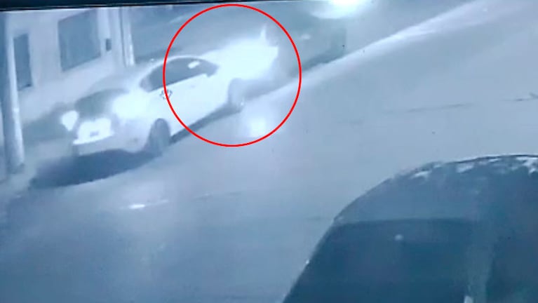 Un ladrón en auto ayudó a su cómplice a robar un vehículo estacionado.