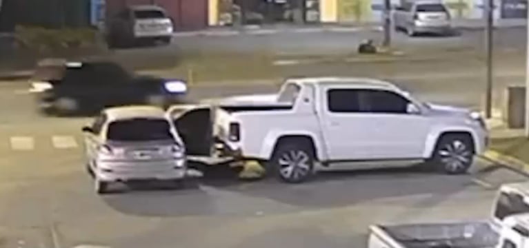 Un ladrón robó la cubierta de una camioneta en 35 segundos.