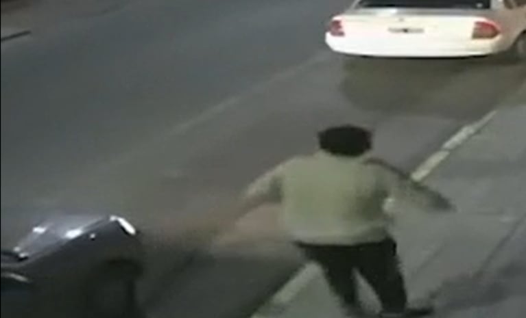 Un ladrón y un cómplice se llevaron un auto sin que nadie lo advirtiera.