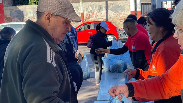 Un local repartió 700 pollos a jubilados por el Día del Trabajador.