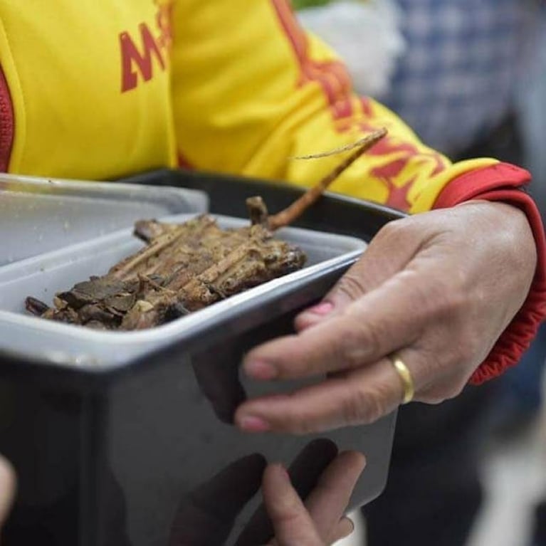 Un luchador tailandés comió ratas asadas tras su victoria 