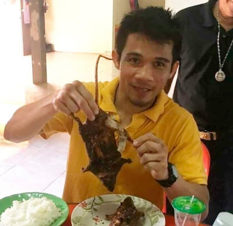 Un luchador tailandés comió ratas asadas tras su victoria 