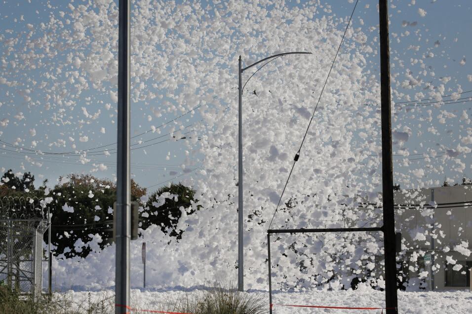 Un manto blanco cubrió parte del aeropuerto, calles y autos. 