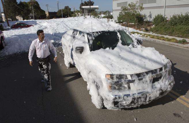 Un manto blanco cubrió parte del aeropuerto, calles y autos. 