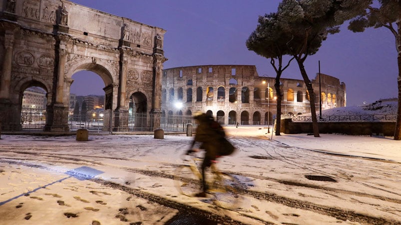 Un manto de nieve cubrió Roma