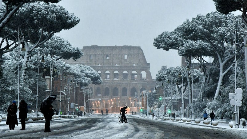 Un manto de nieve cubrió Roma