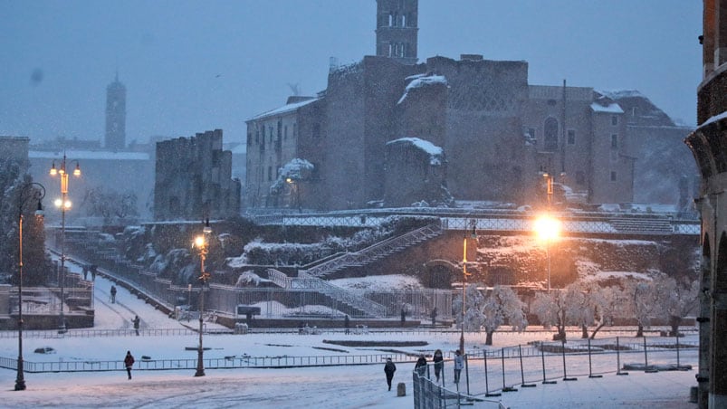 Un manto de nieve cubrió Roma