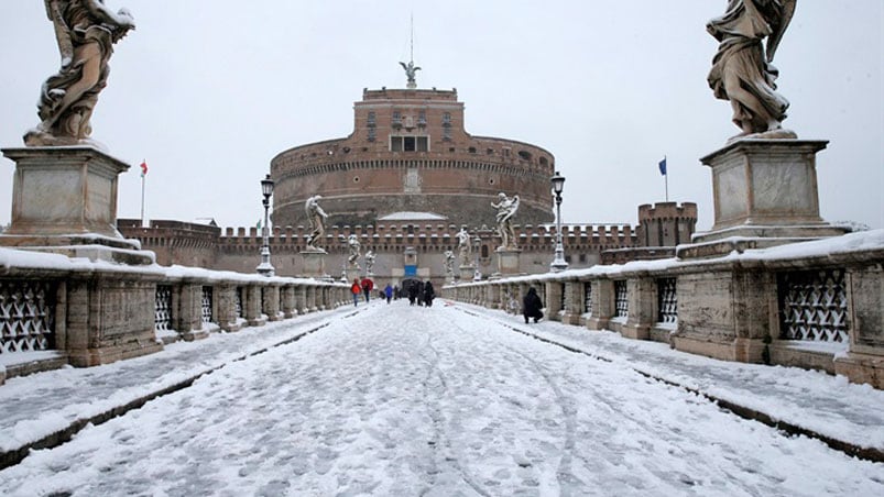 Un manto de nieve cubrió Roma